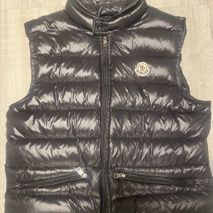 Moncler väst  - Använd 2 gånger storlek 1 e som en S/XS