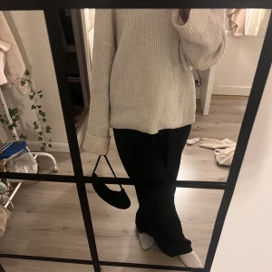 Söt vintage tygväska - En jätte söt liten vintage tygväska med en sydd fjäril på🤩🩷🎀 kom privat vid funderingar eller om ni vill ha fler bilder !!💓finns en liten ficka på insidan av väskan med 🤩🌟pris kan diskuteras, skicka gärna förslag!