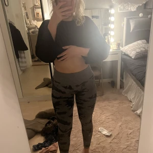 Träningstights - Skit sköna mönstrade gym/tränings tights från Shein. Super stretchiga och jätte skönt material. Syns inte igenom om man svettas 🙌🏻 och dom har scrunch. Säljer dom pågrund av att dom har blivit för små för mig💕(priset kan diskuteras)