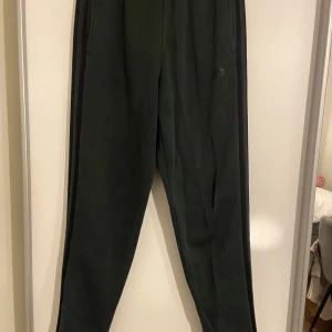 ADIDAS BYXA  - Adidasbyxor, använda några gånger men är inte ! slitna, storlek M, pris går att diskutera 