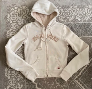 Tjock tröja - En hollister tröja som är jättefin, men den är lite i storleken det är därför jag säljer den.