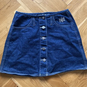 Jeanskjol - Supersöt jeanskjol som tyvärr ej kommit till användning. Skulle säga att den är i en storlek S.  Skriv innan du trycker på KÖP NU!<3