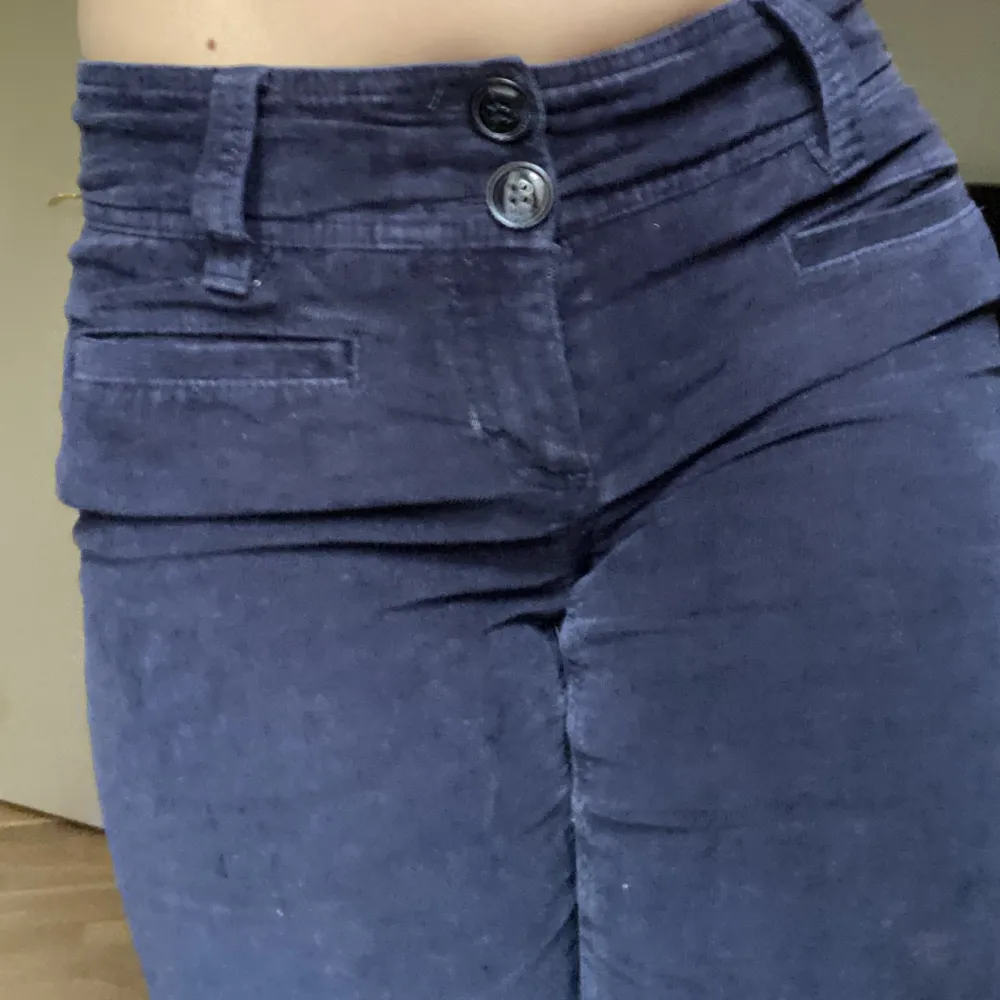 Säljer dessa lågmidajde machester jeans! Så fina och ger jätte fin figur, vida vid benen💗. Jeans & Byxor.