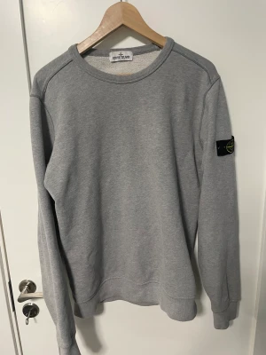 stone island tröja - Säljer nu min stone island tröja i storlek s (passar m). skick 9/10 inte använd särskilt mycket då jag tröttnat på den. pris kan diskuteras.
