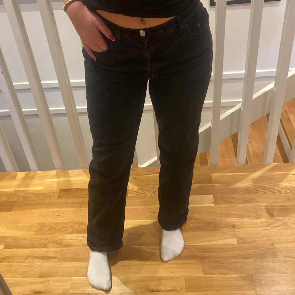 Svarta raka jeans i strl W30 L32, från Asos. Jeansen är använda men är i ett bra skick! Nypris: 419kr! Skriv för fler bilder eller frågor!❤️❤️. Jeans & Byxor.