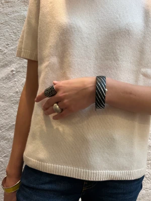 Armband  - Svart amrband med ränder i silver 