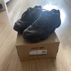 Yeezy 500 utility black, riktig sköna skor, skriv för mer bilder. Rätt bra cond 8/10