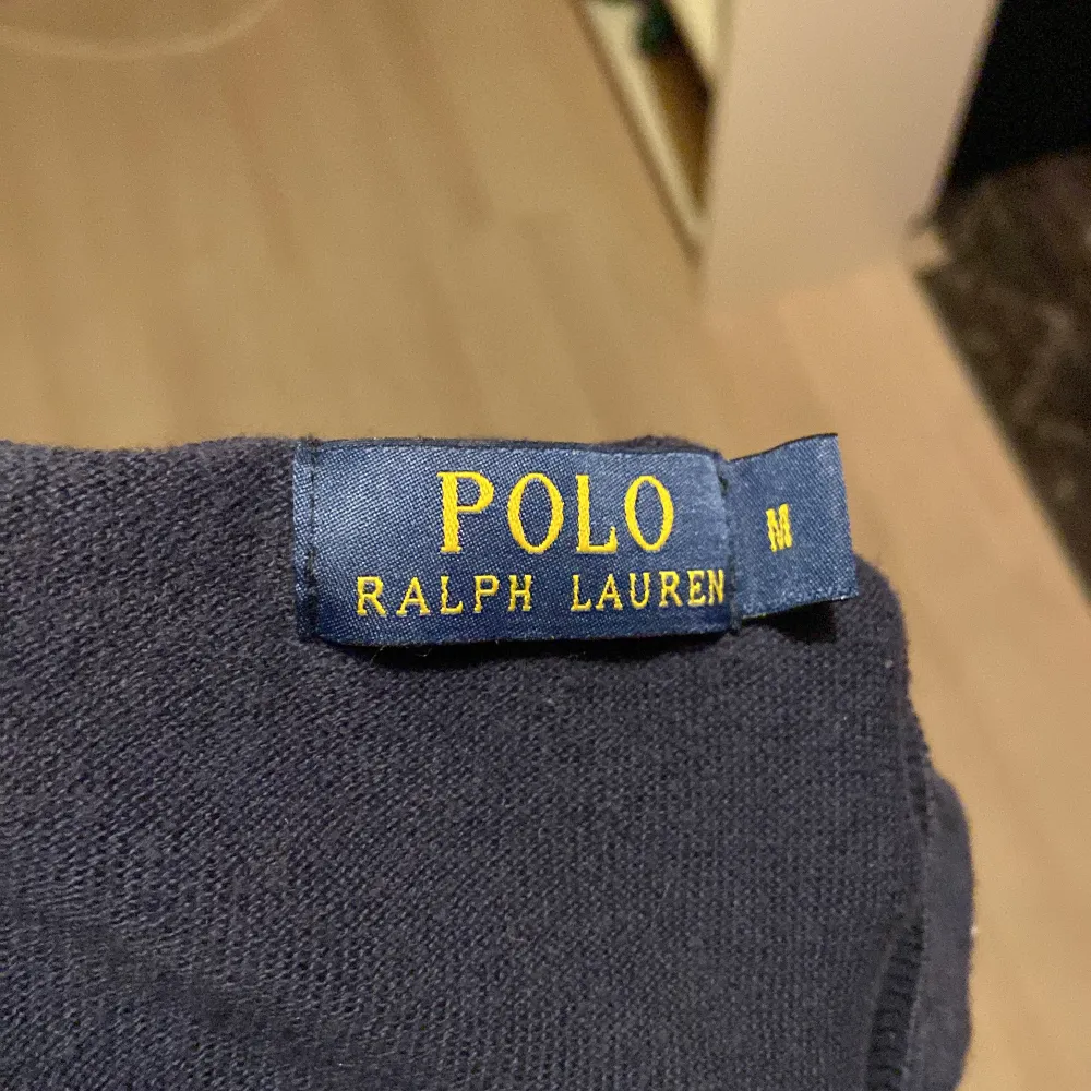 Tja! Säljer min ralph v ringad mörkblåa sweater då ja inte känner att jag använder den. Skick 8,5/10 då den är använd ca 15 gånger kanske. St M. Pris går såklart och diskutera.. Tröjor & Koftor.