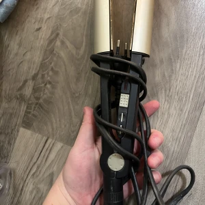 Platttång  - Äldre modell som fungerar bra  Lockar och platt ihop 