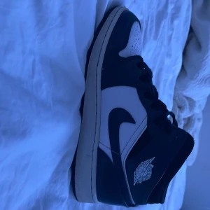 Säljer Air jordans 1 high för 1500kr Storlek 37,5 mörk gröna  - Hej jag vill sälja skor för -1500kr. Använd de lite, de är fortfarande i bra skick