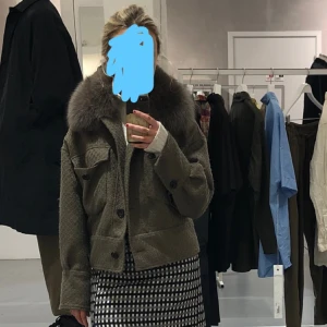 Jacka - Meotine - Jacka med avtagbar päls (äkta) från meotine. Använd men ändå i princip som ny då jag tagit väl hand om den.