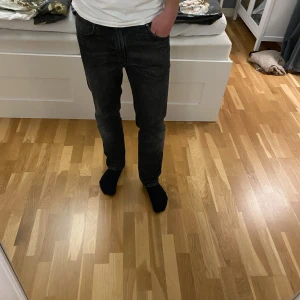 Nudie Jeans - Nudie Jeans  Modell: Gritty Jackson  Färg: Sliten svartgrå Storlek: 30/30 Nypris 1600 Mycket gott skick, använda varsamt. 