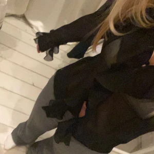 Volangblus - Fin volangblus i mesh från & Other Stories🖤🖤nästan helt oanvänd och köpt för 700