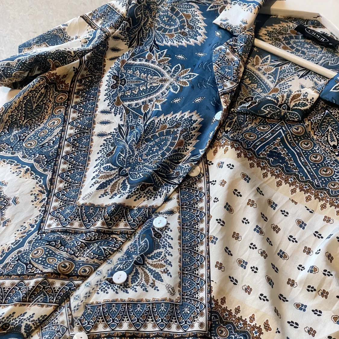 Mönstrad skjorta (M), 75 SEK - 90