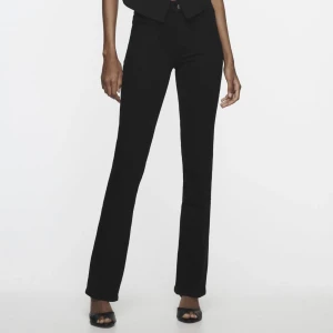 Svarta jeans, zara - Helt oanvända bootcut jeans från zara. Artikelnummer (7223/266) De va för långa på mig, jag är 158cm lång. 