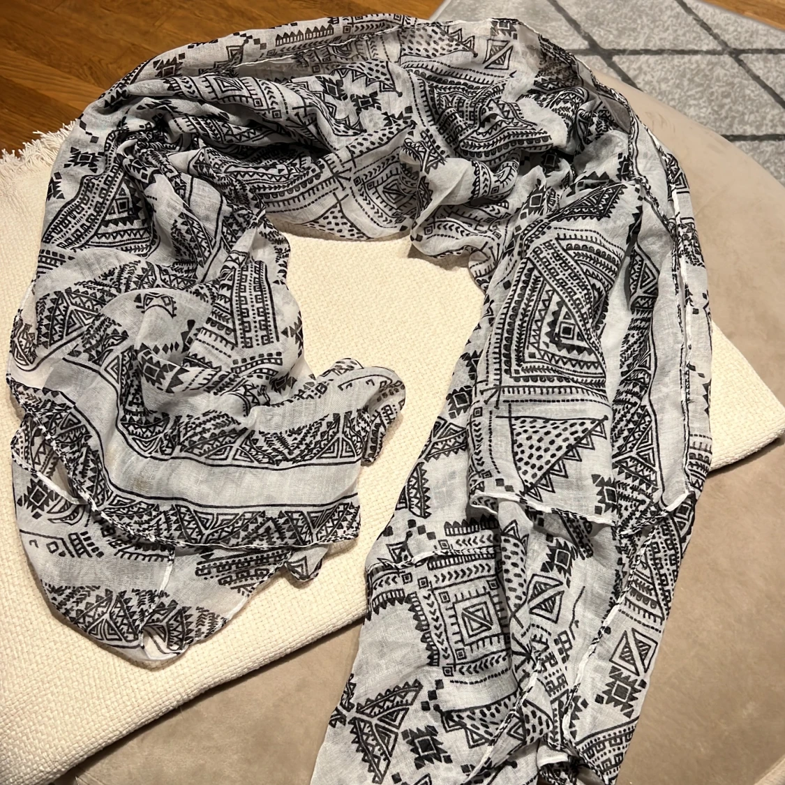 Svartvit sjal med coolt mönster 