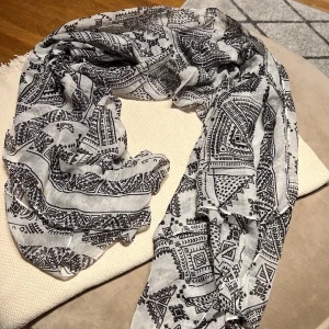 Svartvit sjal med coolt mönster  - Fin och mjuk sjal med coolt mönster 