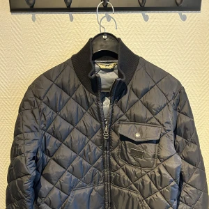 Quiltad jacka LEE - Svart vadderad/quiltad Lee jacka, storlek S/M