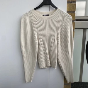 Stickad tröja med puffärm - Tröja från Gina Tricot i jättebra skick, endast lite nopprig. Så snygg! 😍