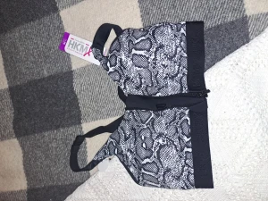 Sport BH - Helt ny oanvänd sport BH från hunkemöller💓 storlek 75 C. Det finns en dragkedja där fram och även ett spänne, liten vardering i kuporna💓