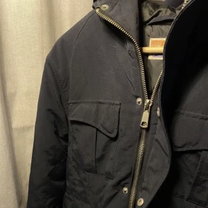 Vinterjacka - Vinterjacka från märket Valient (Volt). Passar perfekt med en skjorta under! Skicket är som bilderna och inga hål eller fläckar finns 👍