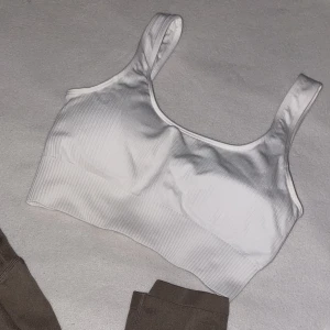 Aimn vit sportbh - Snygg sportbh som är använd 2 gånger så nästan nyskick🩷finns inlägg som går att ta ut! Passar s/m