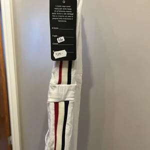 Sportig klänning  - Vit med märken på sidan. Oanvänd i Storlek S. Lappen kvar med ord pris på