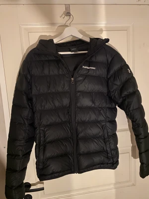 Peak performance jacka - Säljer nu min peak performance jacka då jag tröttnat på den. Inga skador eller liknande, precis som ny.