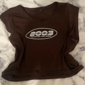 Y2k tröja med print - En skit snygg croptop som passar y2k/streetstyle girlies   (Vet inte märket på tröjan)