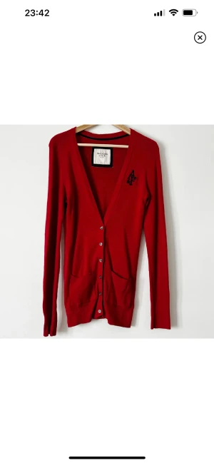 Kofta  - Röd kofta från Abercrombie & Fitch, använd ett fåtal gånger så i bra skick. Storlek L. Använd gärna KÖP NU om du vill köpa.