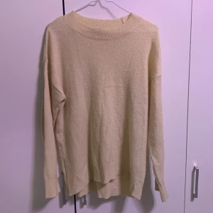 Beige tjocktröja - Beige tjocktröja. Storleken är Xs men passar till S också. Lite tight på M men de funkar. Fin till skolan. Skriv privat för bild på. 