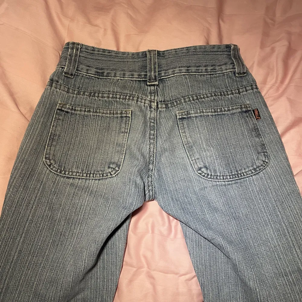 Coola jeans i en ljusblå färg med dragkedjor på benen och unika fickor fram🥰 sitter lågmidjade, är tyvärr för korta på mig ):. Jeans & Byxor.