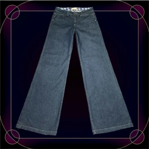 ✦ Vintage ❛ Paige ❜ Flare Jeans ✦ - • Ett par ap-snygga, vida jeans från PAIGE ● De har använts men är utan synliga defekter ● Midja: 38x2 Höfter: 50x2 Längd: 114 Innerben: 86 Gren i fram: 24 • (CM) ● Stretch! ● Köp mer - betala mindre ● Känn dig fri att komma med frågor och prisförslag! •