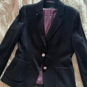 Gant kavaj svart strl 38 - Kavaj från Gant (svart i strl 38). Nyskick. Nypris 3500kr