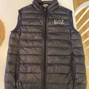 Armani EA7 lättviktsväst  - I jättefint skick! Finns ingenting att anmärka på!   Strl M