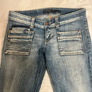 Ett par lågmidjade bootcut jeans med fina detaljer från Only. De är i bra skick. Säljer då de blivit lite för små.