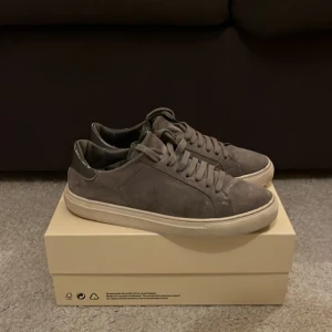 Axel arigato  - Hej säljer mina Axel arigato skor. Skorna är lite smutsiga men kan tvättas innan köp! Tveka inte på att höra av er om frågor