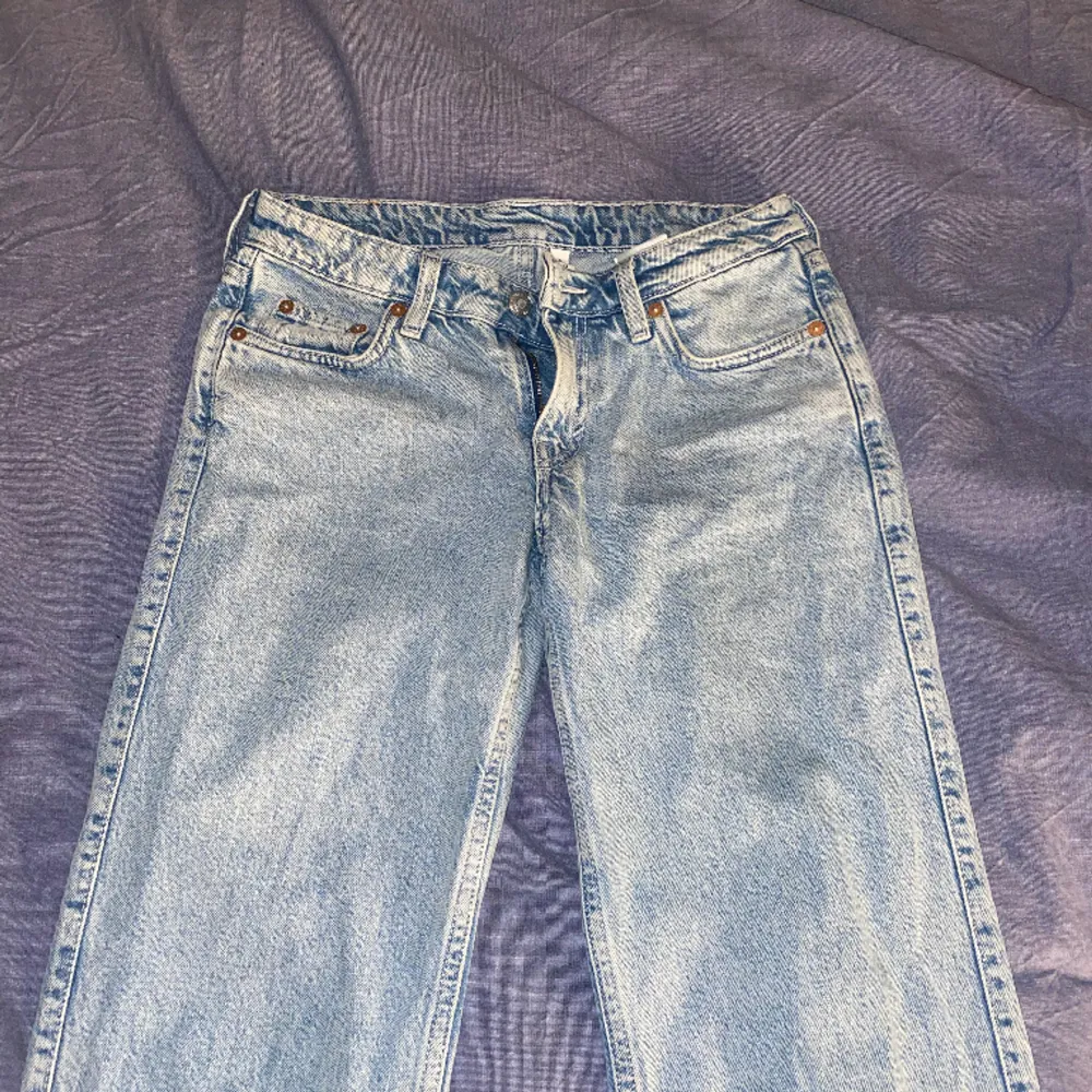 dessa snygga low wait jeans, de kommer inte till nån användning så väljer sälja de, riktigt pris: 500kr, säljer den för 300kr. Jeans & Byxor.