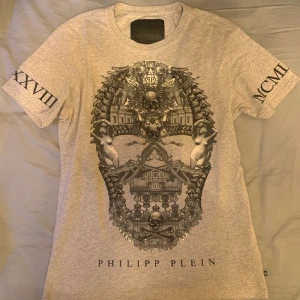 Philipp Plein - Philip Plein Äkta Tshirt  Fint skick inte använd så mycket. **Se defekt på sista bild, litet hål som inte syns så mycket**  Passar M, eller S om man vill ha den lite oversized.  100% Bomull  För fler bilder skicka meddelande.