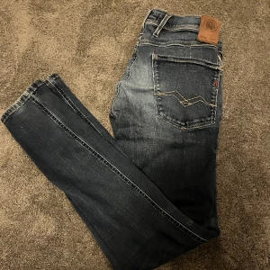 Replay jeans - Säljer nu mina sjukt schysta replay jeans. Jeansen är i en slimmad modell och har ett nypris på ca 1700. Jeansen är i skick 9/10 o h har inga defekter alls. Priset kan diskuteras vid snabb affär. Vid fråga är det bara att höra av sig.
