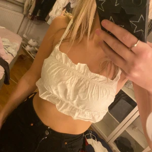 Vit topp - Slutsåld vit topp från H&M med justerbara band. Den har resår vilket gör att sitter väldigt fint💕