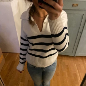 Randig tröja med krage - Snygg tröja från Gina. Använd 1 gång så i mycket bra skick. Nypris: 400kr