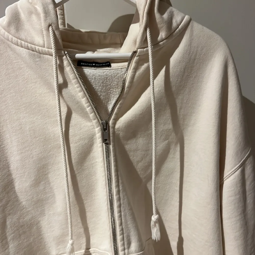 Säljer denna oversized hoodie från Brandy Melville då den inte kommer till användning🤍Jätteskön och mysig! Den är creme vit och i bra skick!! Passar alla storlekar då den är oversized. Sista bilden är lånad från hemsidan🤍. Hoodies.