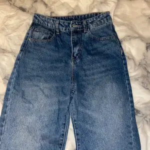 fina jeans från shein som aldrig kommit till användning då dem va för korta för mig 💕