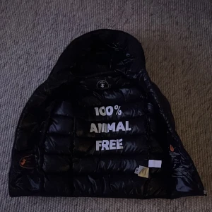 Save the duck jacka svarta - Bra skick säljer den för den e för liten använd några gånger bara 