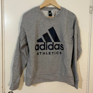 Adidas tröja - Använd ett fåtal gånger och är i jättebra skick!