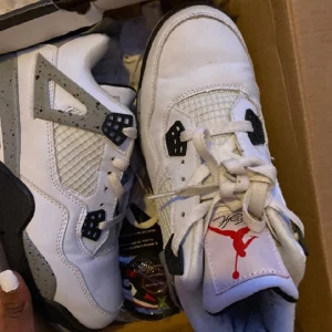Jordans 4 - Säljer dessa jättefina jordans 4 i helt ny skick. Fick de för några månader sen men dom är tyvärr för stora, i storlek 40. Jag har verkligen inte velat sälja de men känner nu att de inte kommer till användning eftersom de helt enkelt är för stora. 