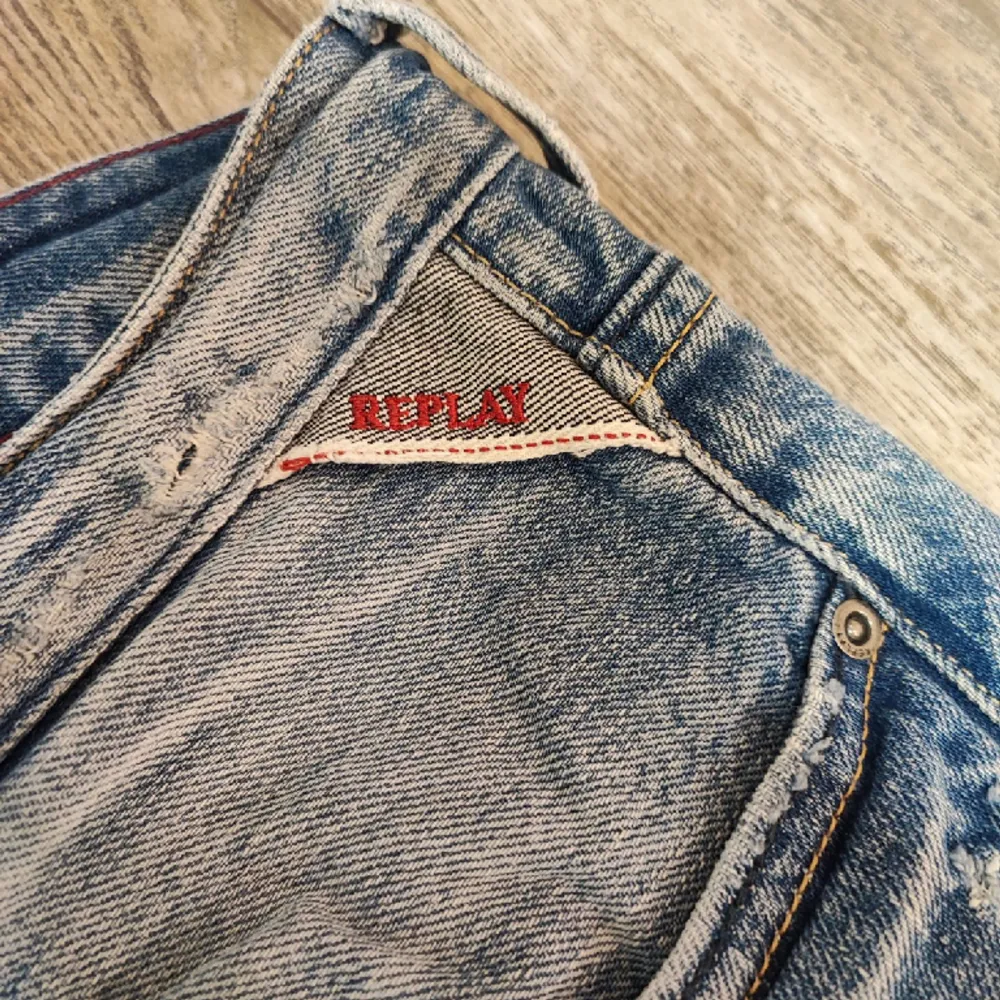 Säljer nu mina Replay jeans jag har använt dem max tre gånger! Storlek 32/34 . Jeans & Byxor.