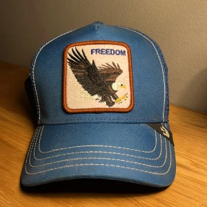 THE FARM keps  - Det är min the farm keps/freedom som jag säljer för jag har fått bättre kepsar som jag använder nu, original pris 430kr och jag säljer den för 300kr ( skick 8/10 ) jag har använt den ett få tal gånger men inte så mycket.