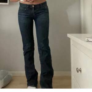Super snygga 00-tals jeans som jag köpte på Plick men var för stora för mig därför säljer jag, skulle uppskatta storleken på jeansen till 36-38. Dem två första bilderna är inte mina då byxor var för stora för mig💓